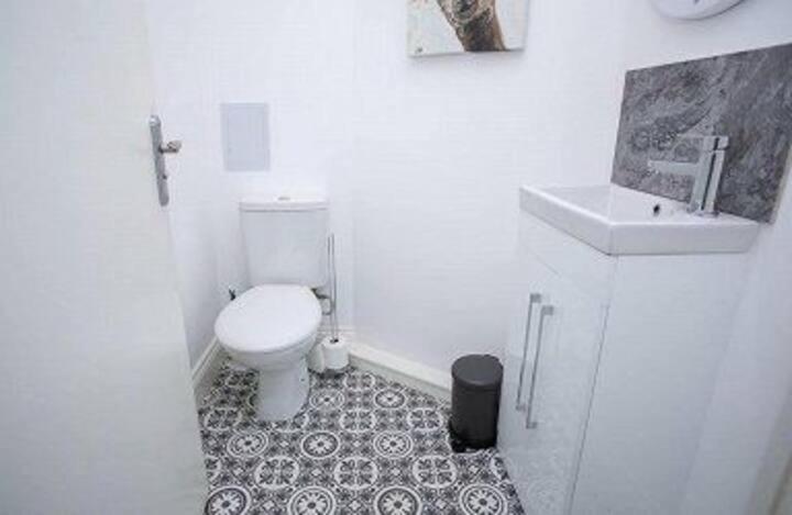 Amazing 3 Bedroom Home, Prime Bt1 Postcode And City Centre Location Belfast Bagian luar foto