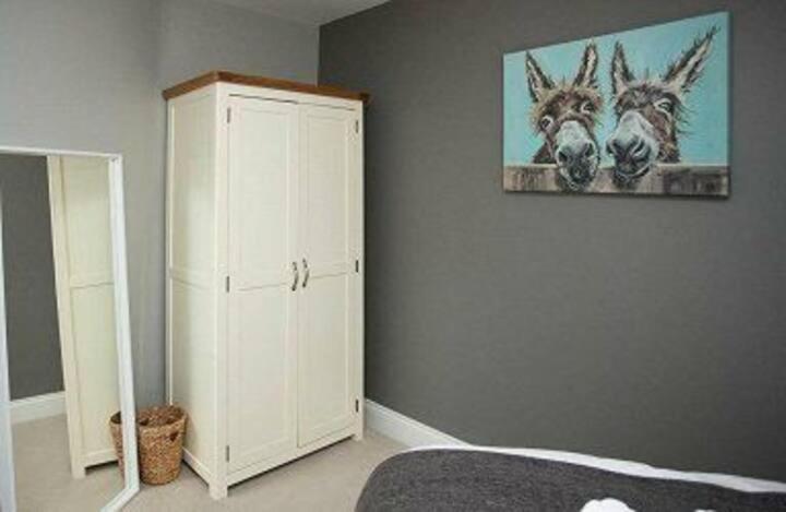 Amazing 3 Bedroom Home, Prime Bt1 Postcode And City Centre Location Belfast Bagian luar foto