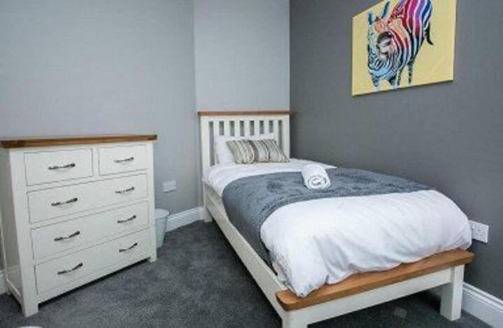 Amazing 3 Bedroom Home, Prime Bt1 Postcode And City Centre Location Belfast Bagian luar foto