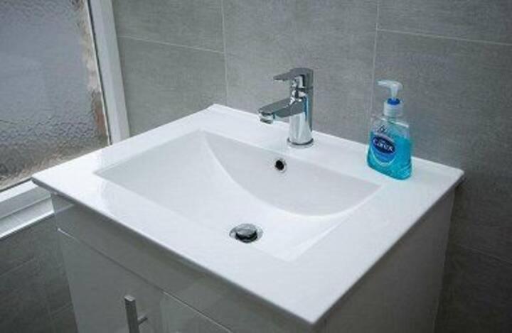 Amazing 3 Bedroom Home, Prime Bt1 Postcode And City Centre Location Belfast Bagian luar foto